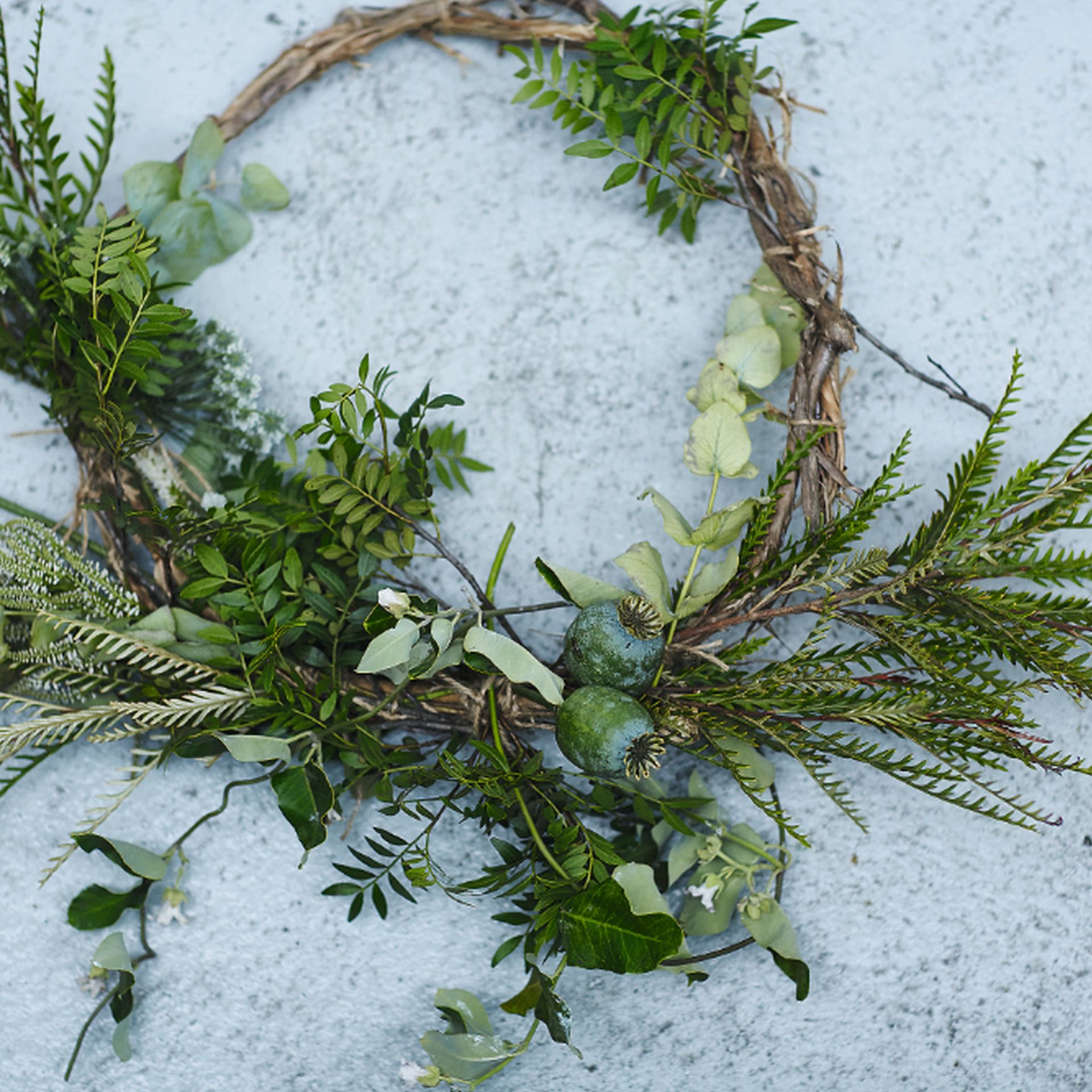 Blumen binden und Kränze winden: Anleitung für hängenden Raumschmuck