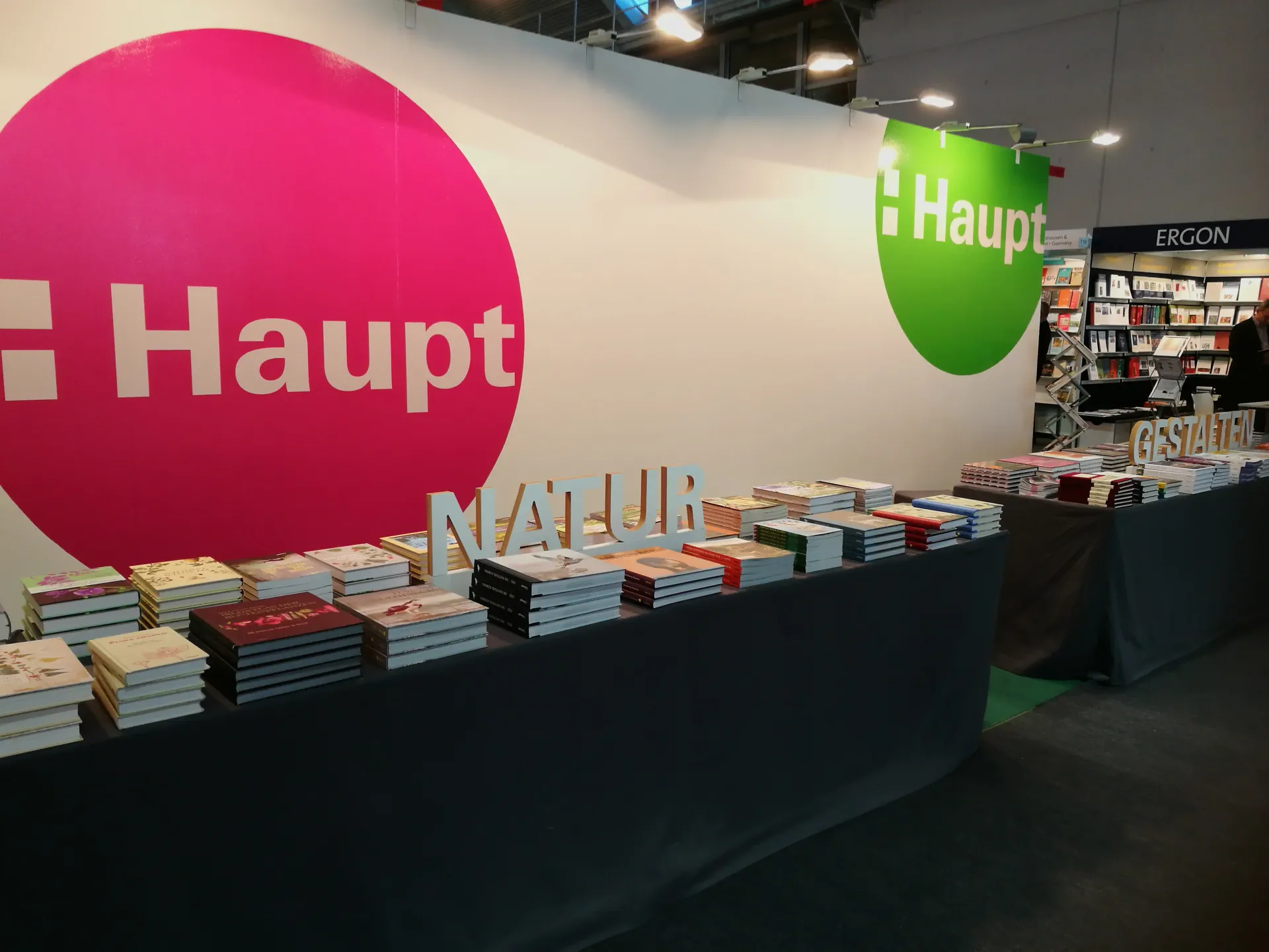 Messe-Stand an der Buchmesse: 2 Tische mit Haupt Büchern