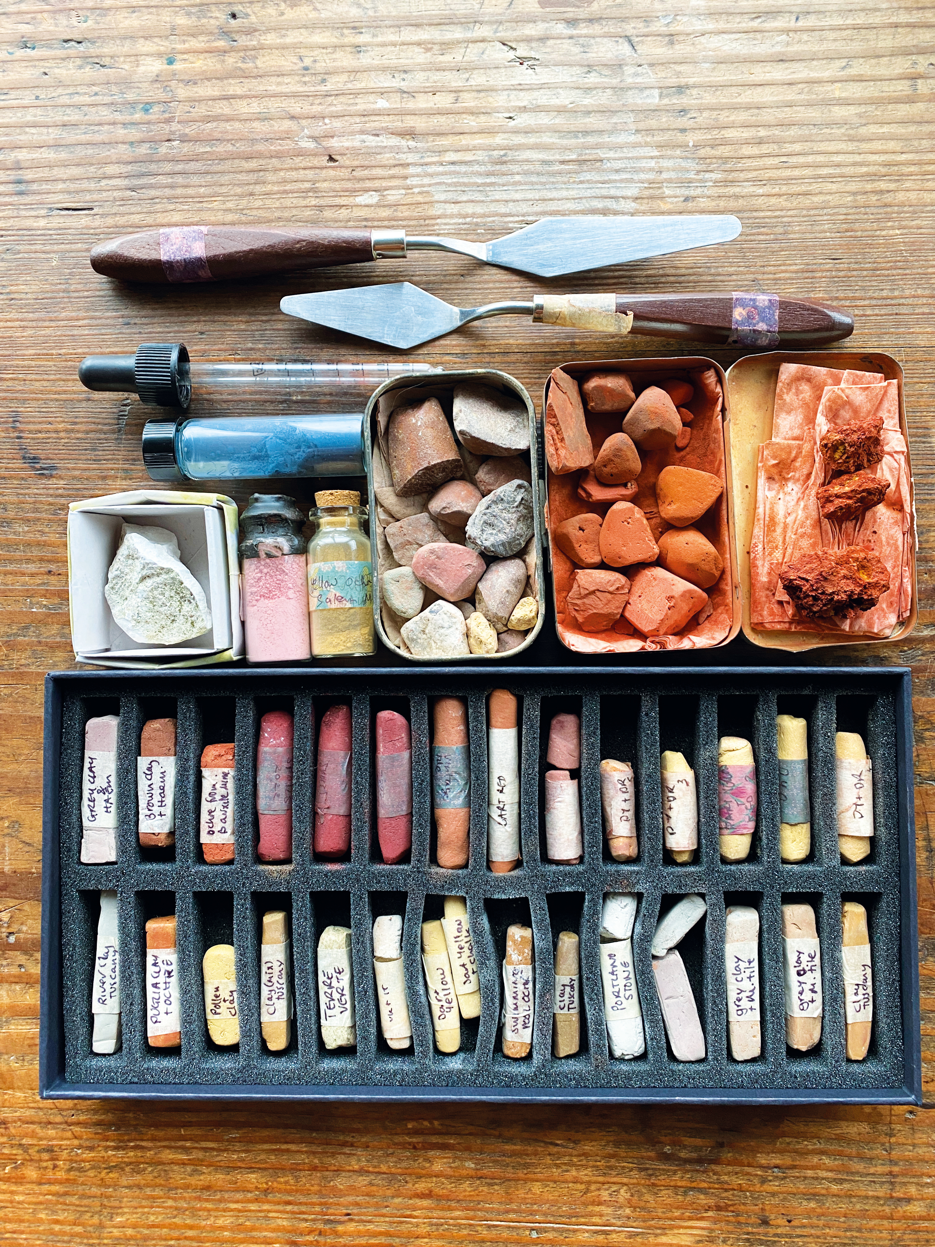 Wild und bunt: unverarbeitete Materialien