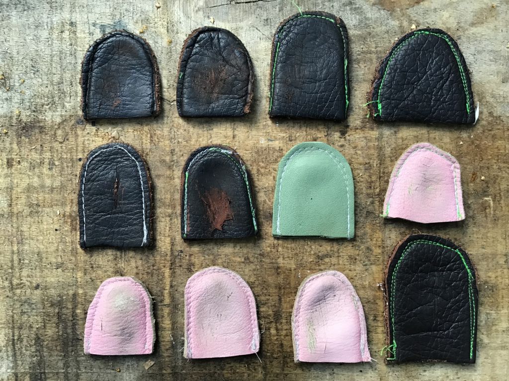 Leder-Däumlinge in verschiedenen Farben und Grössen