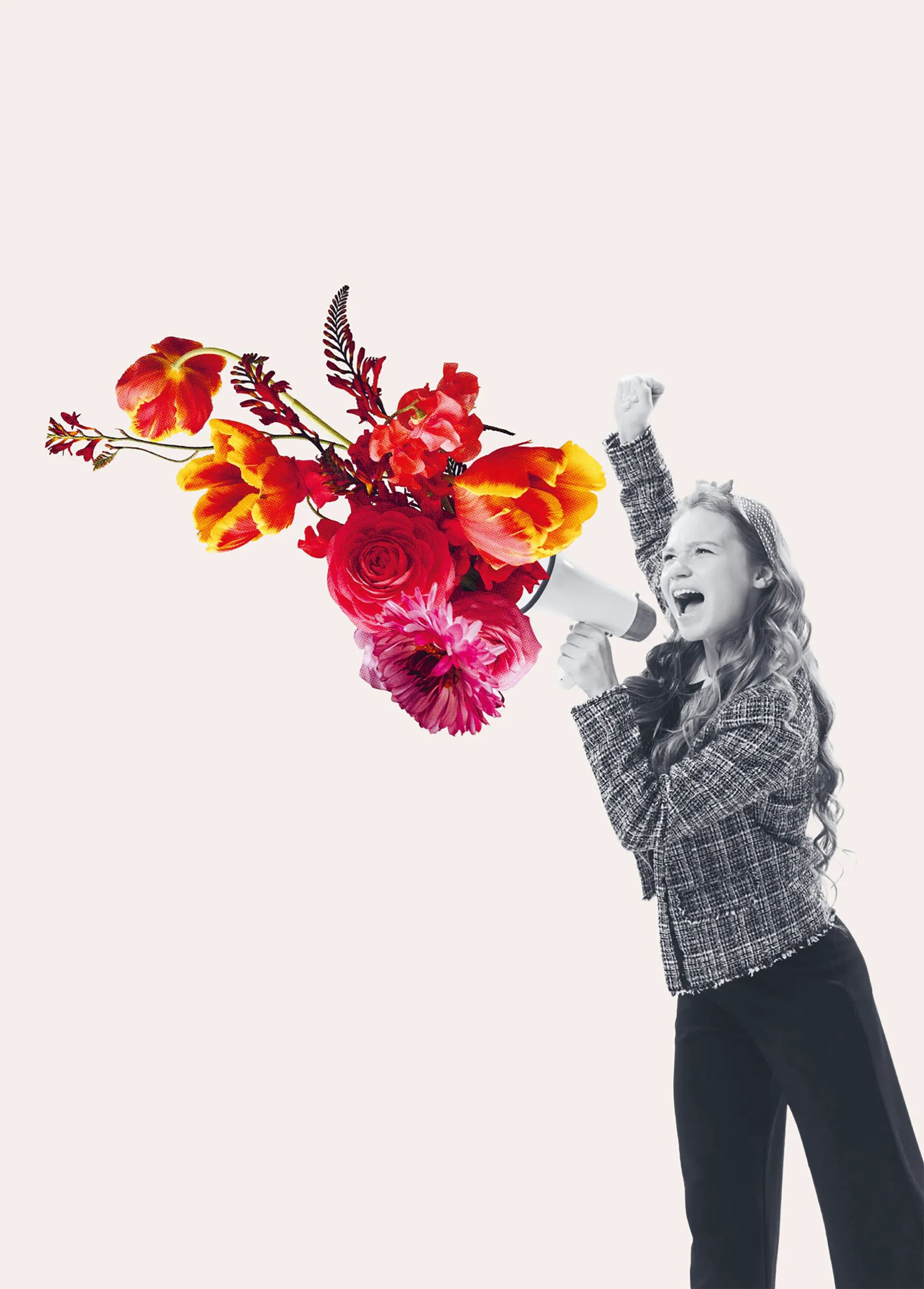 Frau mit Megaphone. Im Megaphone stecken Blumen.
